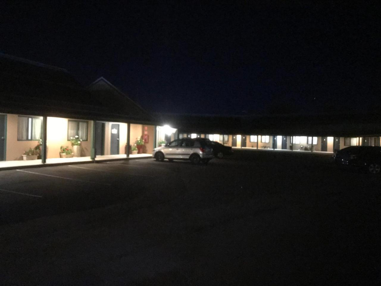 The Bakehouse Motel Goulburn Bagian luar foto